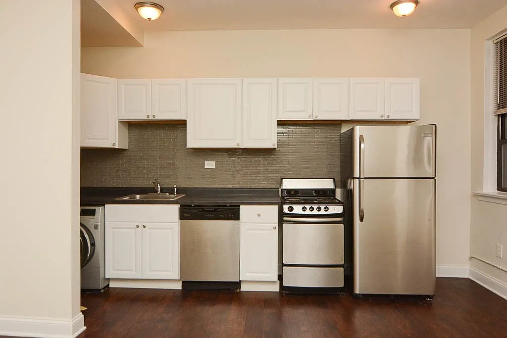 Building Photo - 3345 N Marshfield Ave #501