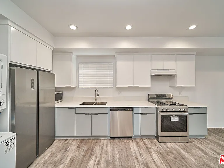 603 W 41st Pl — Photo 11