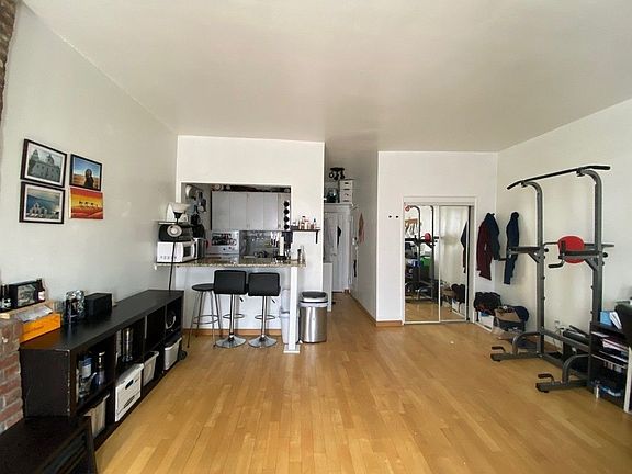 4th image of 465 W 49th St #4