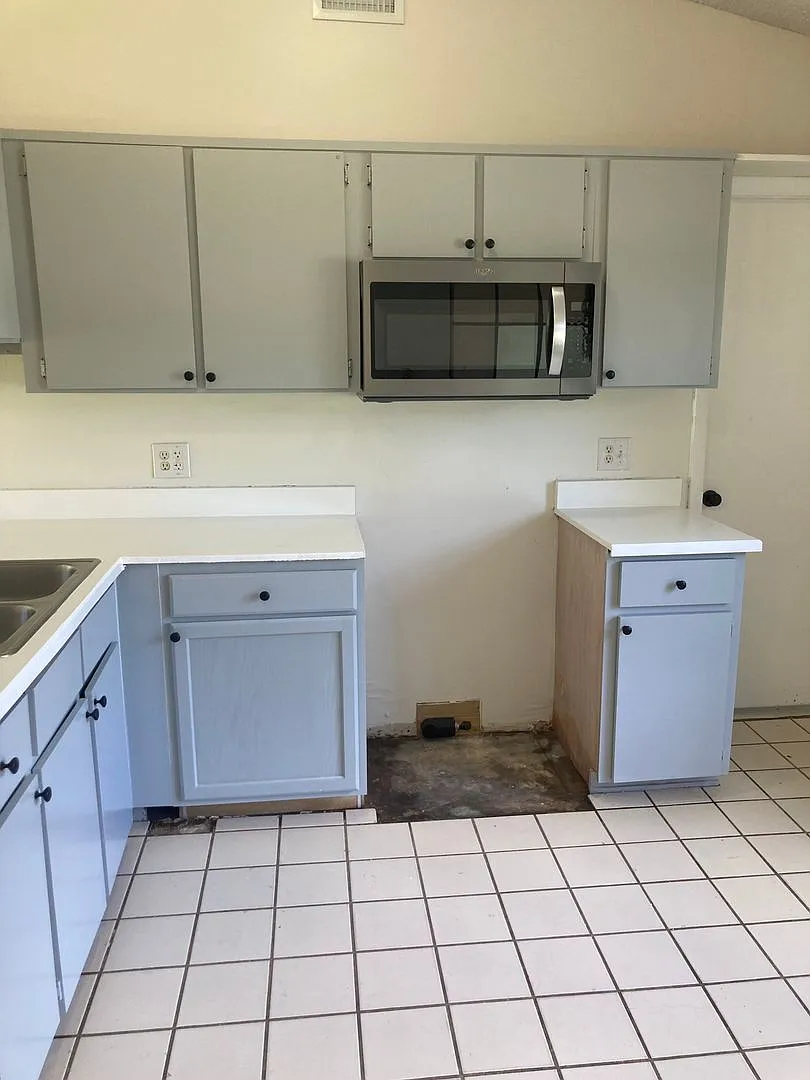 4 Bed 2 Bath Home | Pet Friendly with Fenced in Yard | Washer Dryer Hook Ups | Section 8 Welcome — Photo 3
