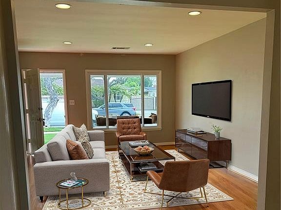 4th image of 3653 Lomina Ave