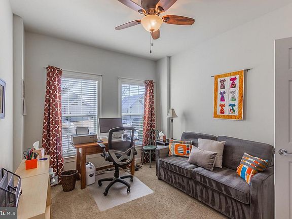 5th image of 154 Hyannis Pl