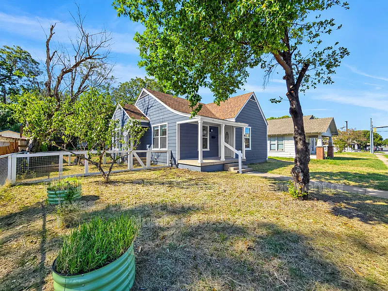 3 bed, 1.0 bath, 1004 sqft, $1,700 — Photo 2