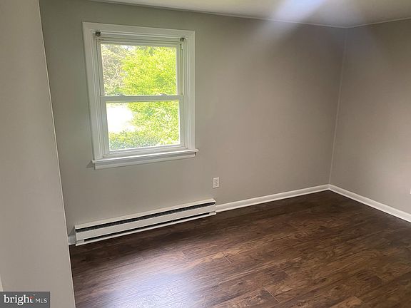 3rd image of 221 Broad Ave