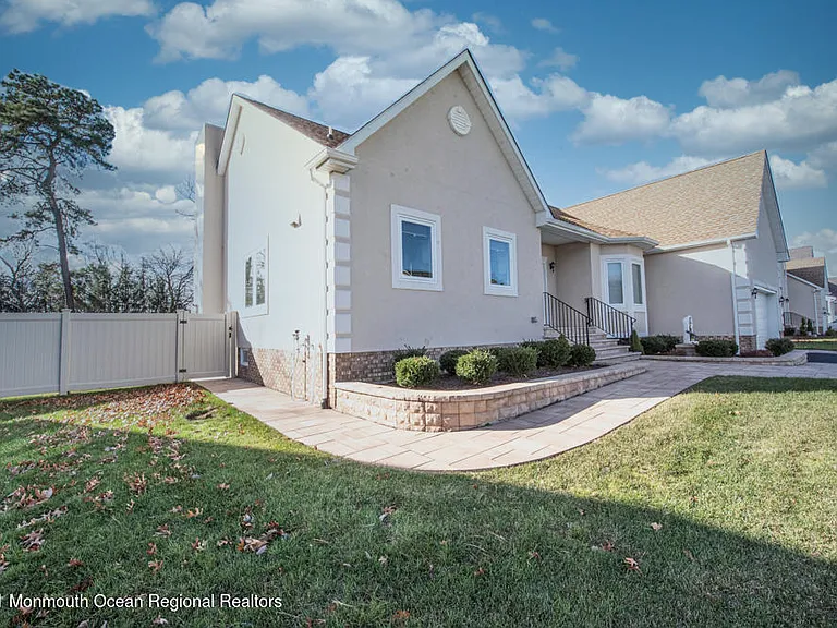 12 Cindy Ct — Photo 2