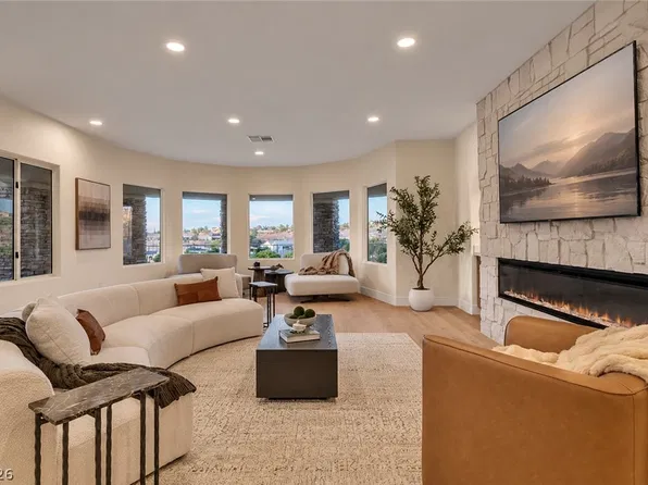 2734 Cherrydale Falls Dr, Henderson, NV 89052