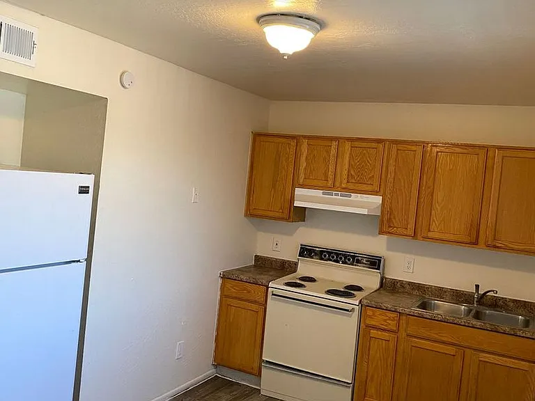 1022 N 22nd Pl — Photo 9