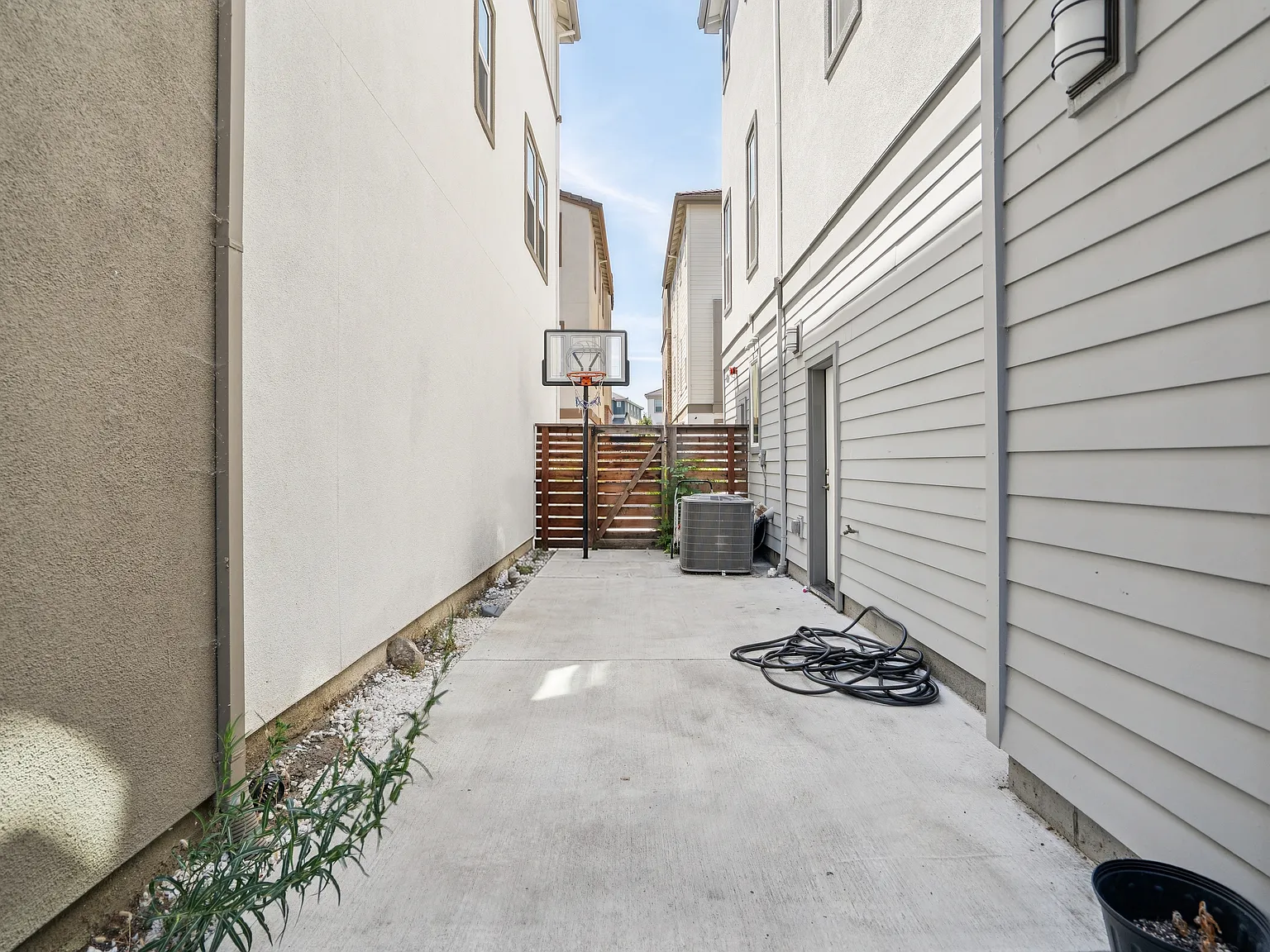 4 bed, 3090 sqft, $5,990 — Photo 2