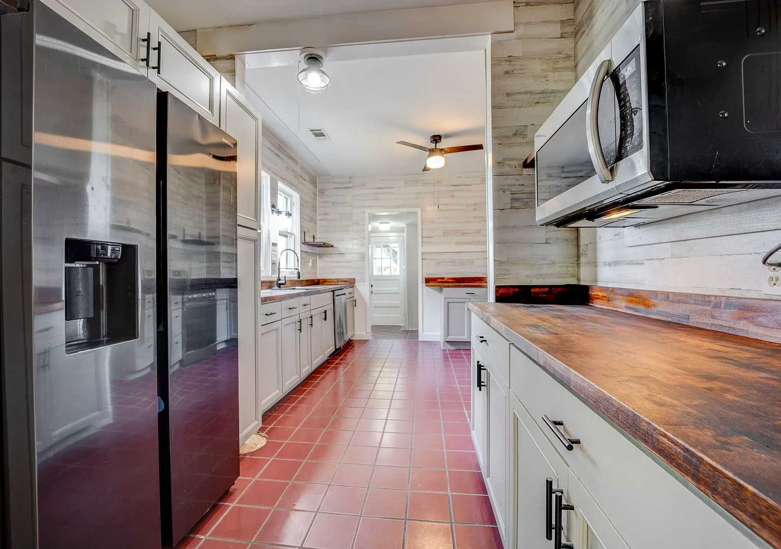 Freshly Updated 3 Bedroom House — Photo 3