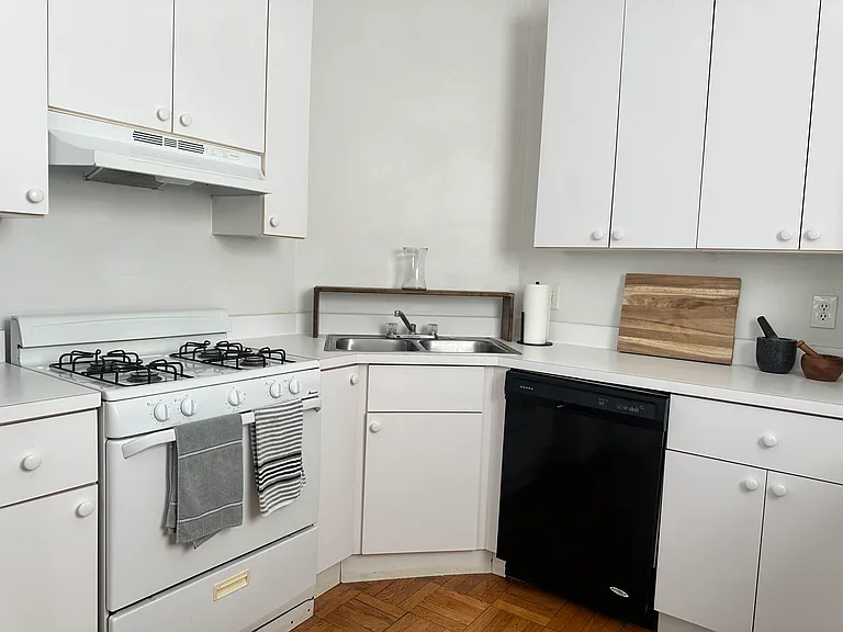 1010 Hi Pointe Pl #5 — Photo 7
