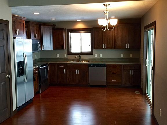 Large kitchen w/SS appliances