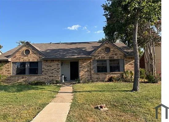 4 bed, $2,600 — Photo 1