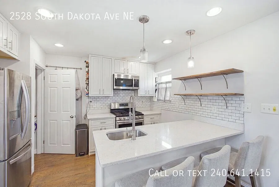 Lovely 3 BR/2 BA Single-Family Home in Woodridge! — Photo 4