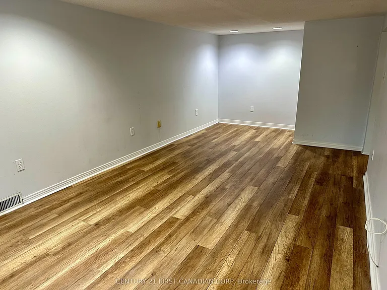 139 Britannia Ave #LOWER — Photo 5