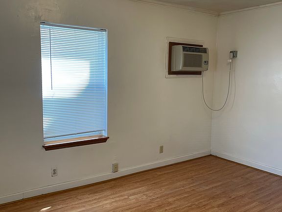 5th image of 523 E Burlington St APT 2