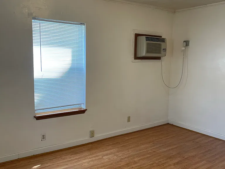 523 E Burlington St #2 — Photo 5