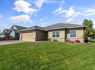 902 Crystal Dr, Eagle Pt, OR 97524