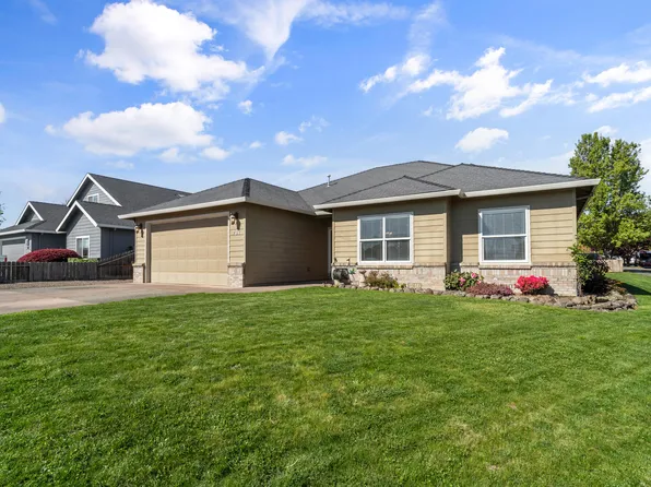 902 Crystal Dr, Eagle Pt, OR 97524