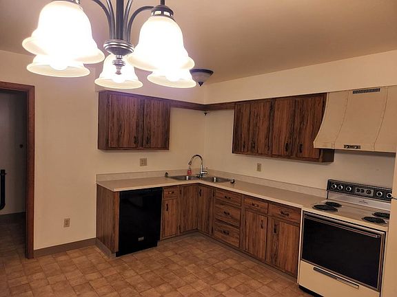Fully Equipped Kitchen: Stove, Refrigerator, Dishwasher, Disposal