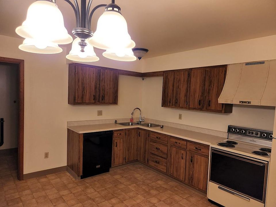 Fully Equipped Kitchen: Stove, Refrigerator, Dishwasher, Disposal