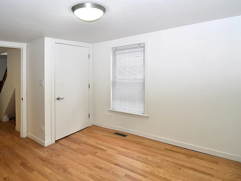 Wicker Park Big 3 Bedroom 2 Bath Private Coach House. Decks and Outdoor Space. — Photo 16