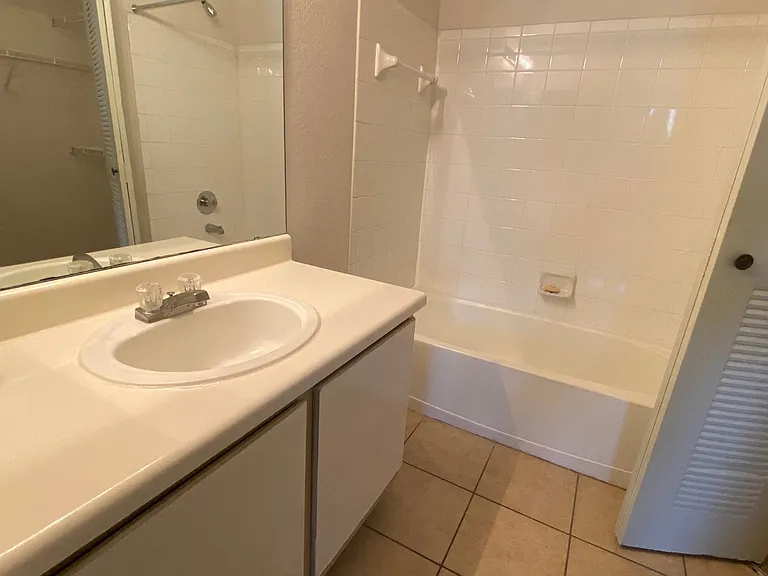 Pointe Vista Apartments — Photo 31
