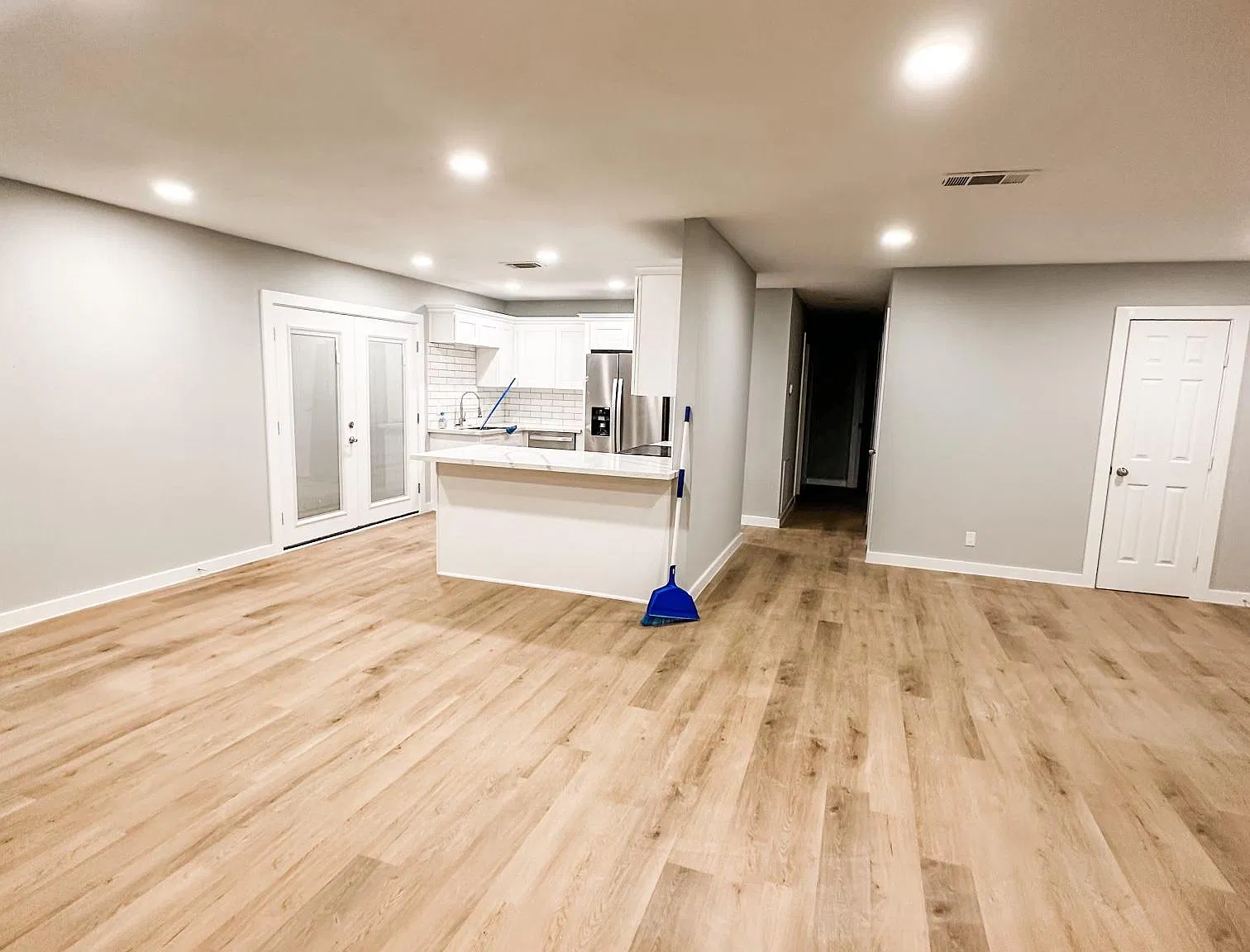 731 University Dr — Photo 3