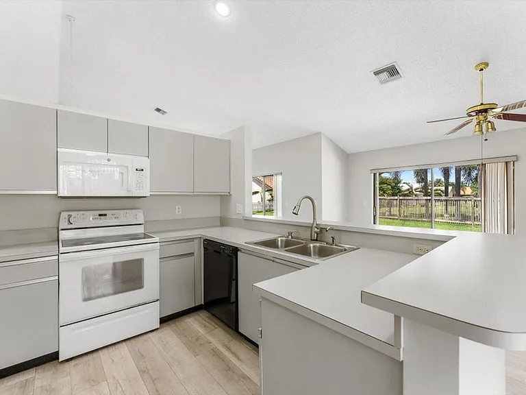 5809 Sun Pointe Cir — Photo 1