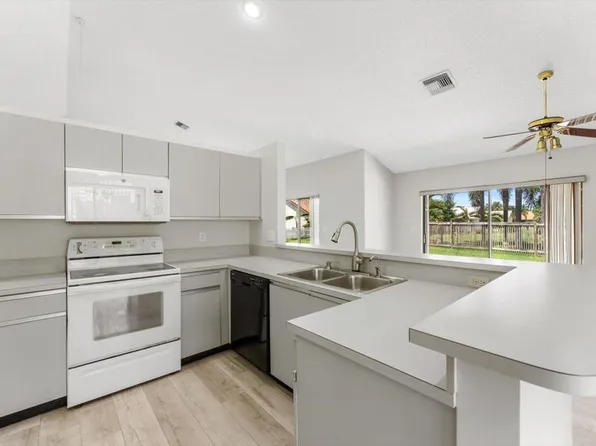 5809 Sun Pointe Cir, Boynton Beach, FL 33437