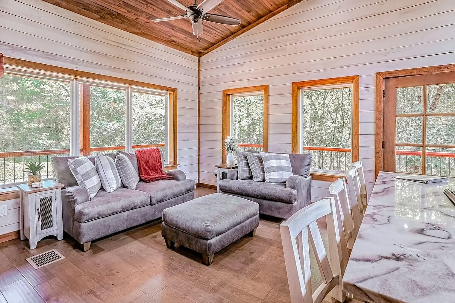 2 bed, 1.0 bath, $4,957 — Photo 2