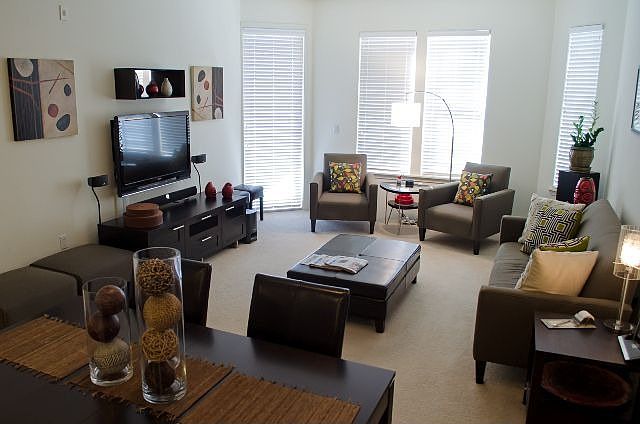 Bright & airy, 9' ceilings