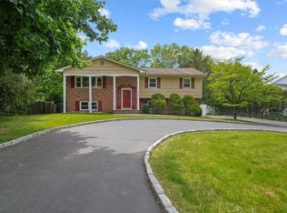 646 S Mountain Rd, New City, NY 10956