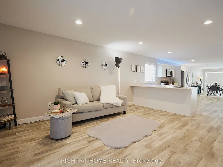 42 Moonstone Cres — Photo 10
