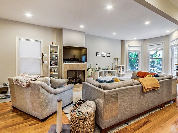 3rd image of 1506 W Oakdale Ave #1