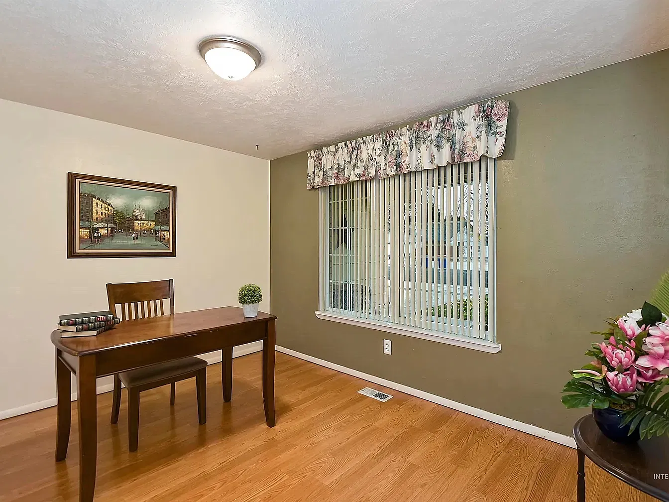 4 bed, 2284 sqft, $3,100 — Photo 4