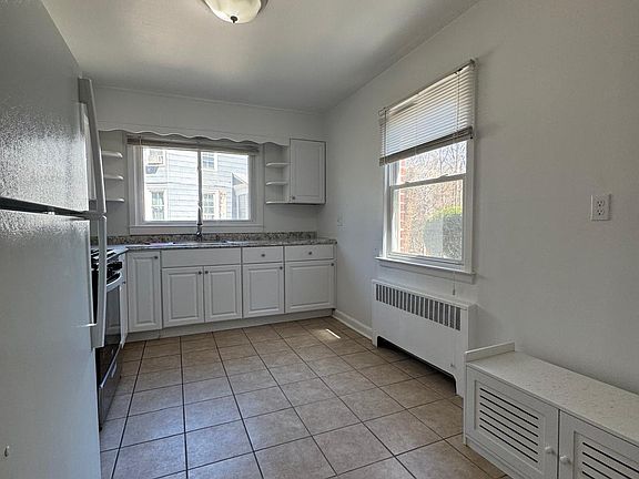 3rd image of 18 Oakdale Rd #8