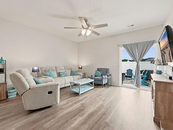 3rd image of 427 Samara Dr.