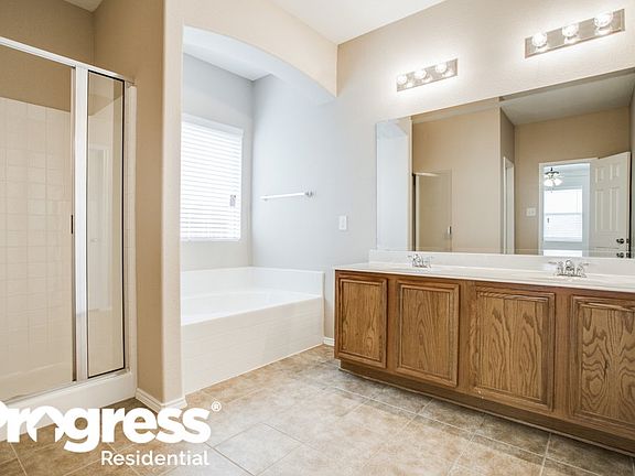 5th image of 828 Forest Heights Dr