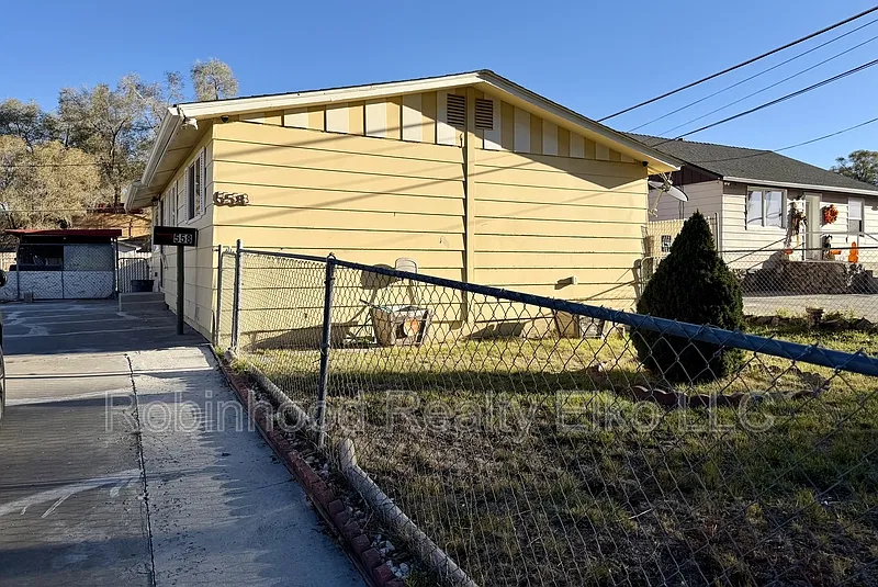 3 bed, 1.0 bath, 960 sqft, $1,600 — Photo 3