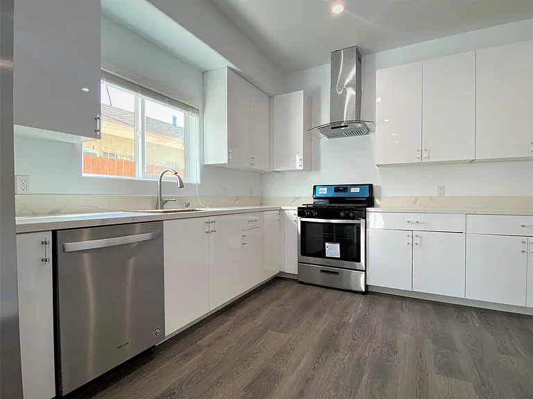 428 N Harvard Blvd — Photo 1