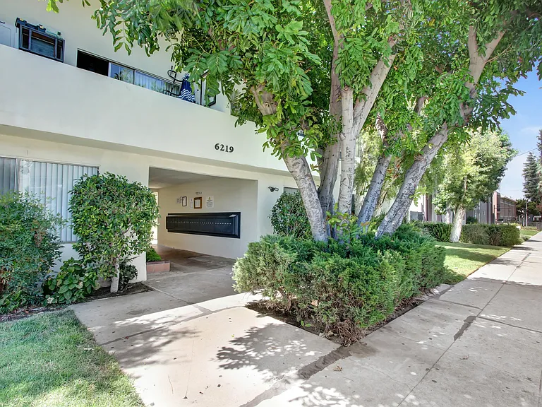 6219 Reseda Blvd — Photo 15