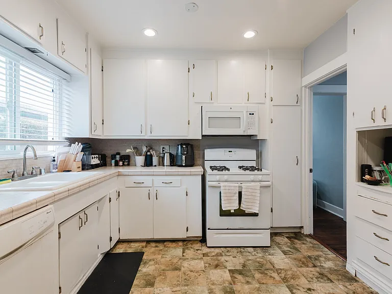2251 Felspar St — Photo 8