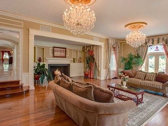 4th image of 40 Powell Ln