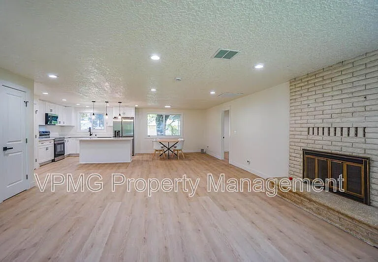 19419 NE 11th St — Photo 8