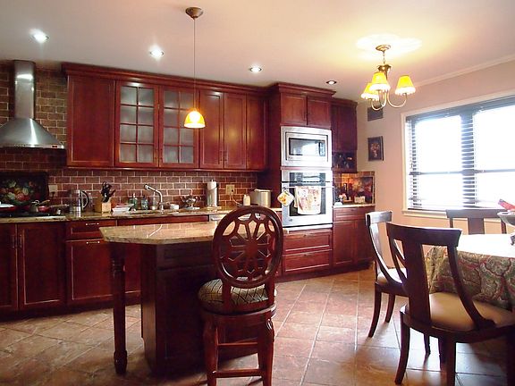 Eat-In-Kitchen