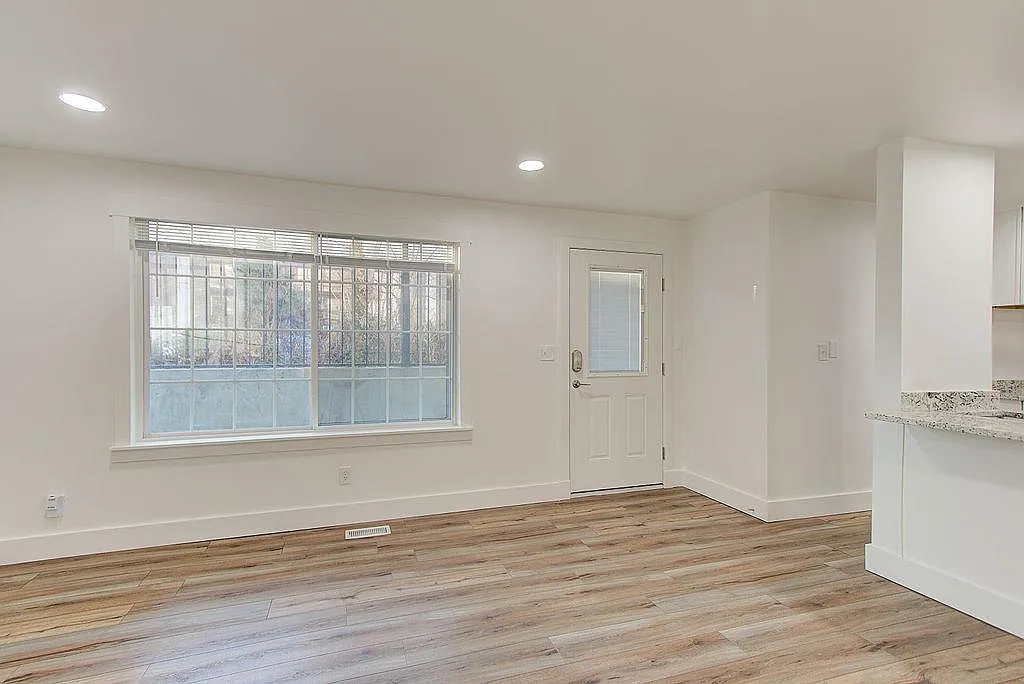 2 bed, 800 sqft, $1,600 — Photo 3