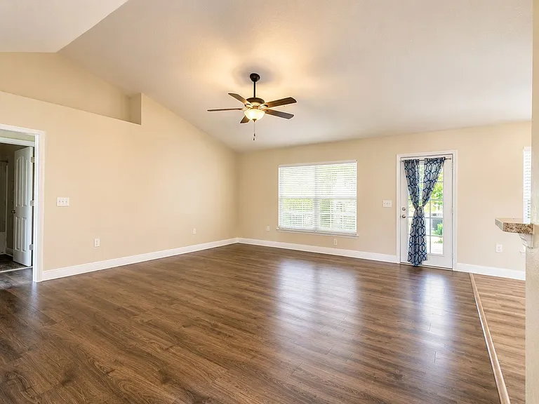 2600 NW 1st Pl — Photo 7