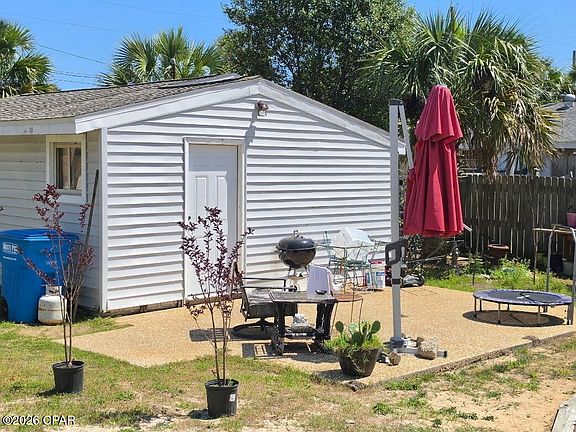 3rd image of 618 Gardenia St