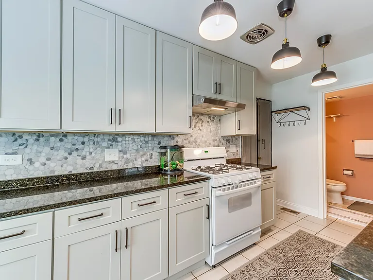 242 Harvest Ct — Photo 2
