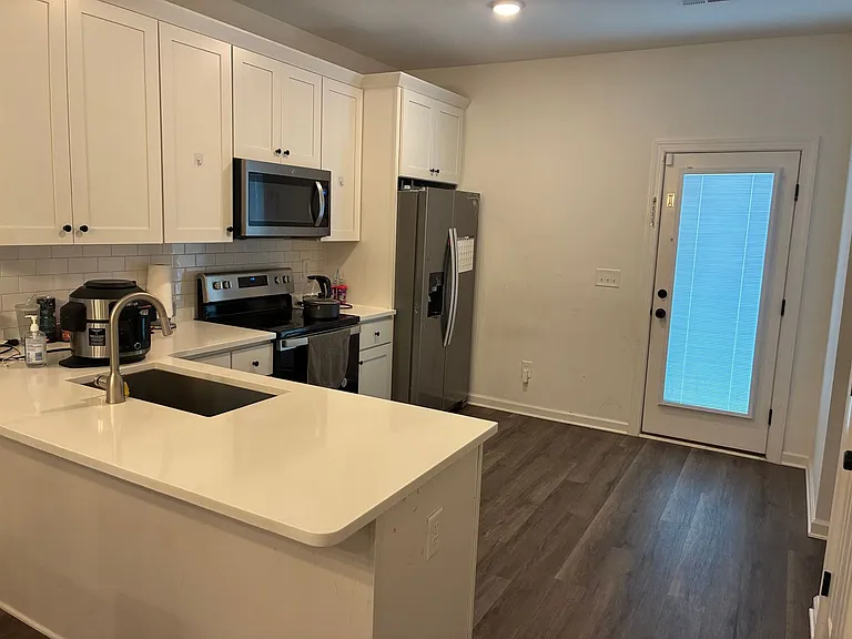 1420 Maplewood Dr #C — Photo 3